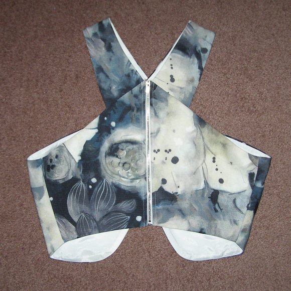 NWT L'Atiste by Amy Criss Cross Crop top M 6-8 - Picture 14 of 16